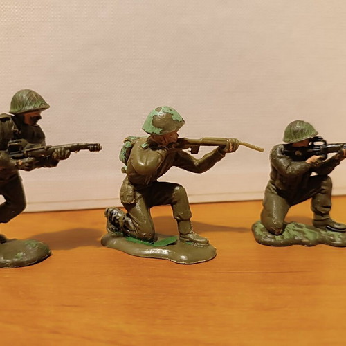 Britains Military Figures Set of 23 Like New