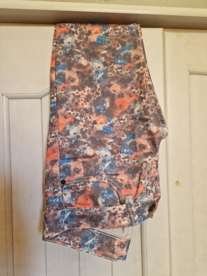 Floral pants in blue and coral shades like new, sizes S/M