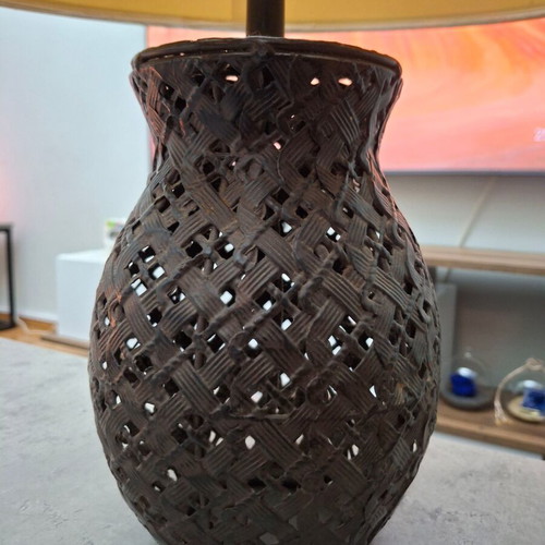 Metal table lamp with oval beige shade