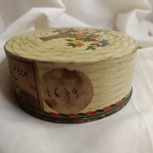 Vintage Chantilly powder box by Houbigant used, 1930s