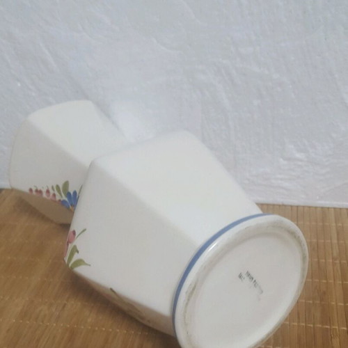 Vintage Portuguese vase like new with floral motifs