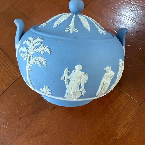 Wedgwood sugar bowl like new, 11 cm diameter