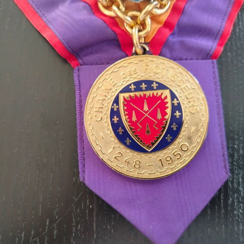 Medal with purple ribbon used, CPMMANDEUR distinction of CHAINE DES ROTISSEURS