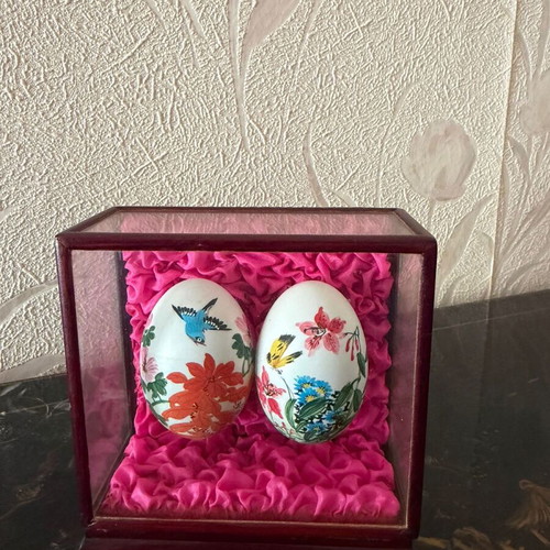 Set of collectible Chinese handmade painted eggs like new