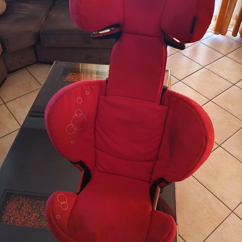 Maxi-Cosi red car seat with Isofix, like new, 15-36kg