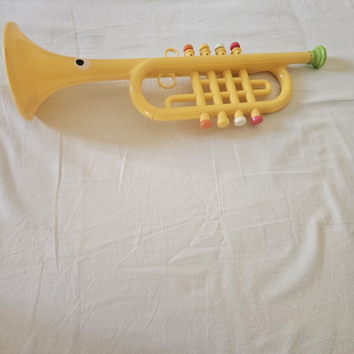 Toy trumpet with sound