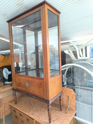 Retro Display Cabinet like new with cupboards and glass shelves