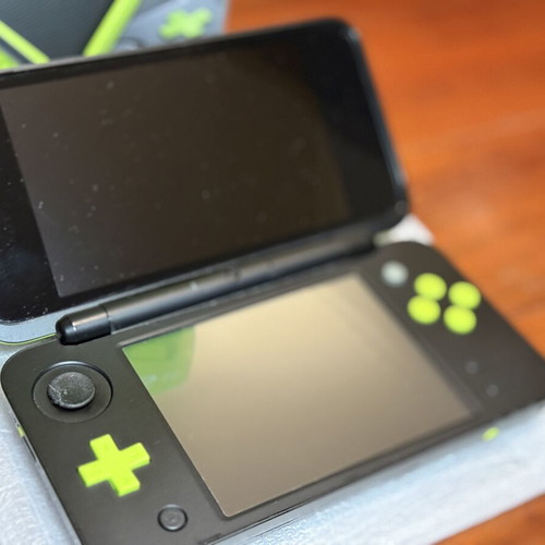 New Nintendo 2DS XL Lime x Black console like new, boxed complete