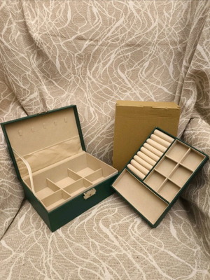 Двуетажна зелена кожена кутия за бижута нова с ключалка