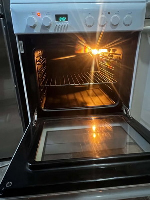 Kitchen stove with ceramic hobs like new, fully functional