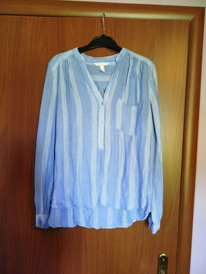 H&M women's shirt used, size M, blue with slight thread pull