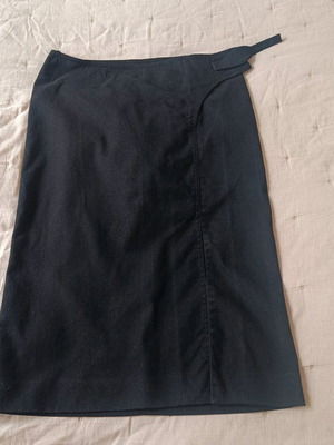Gucci skirt like new, black, with small slit and belt