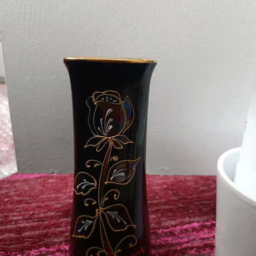 Small vase with Chinese style porcelain like new