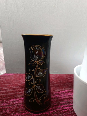 Small vase with Chinese style porcelain like new