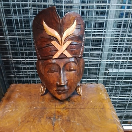 Wooden hanging totem used 33x25cm decorative