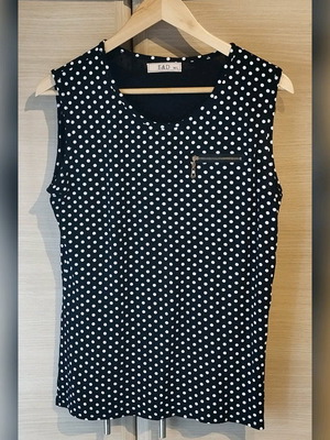 Polka Dot Sleeveless T-shirt like new, size L, black and white