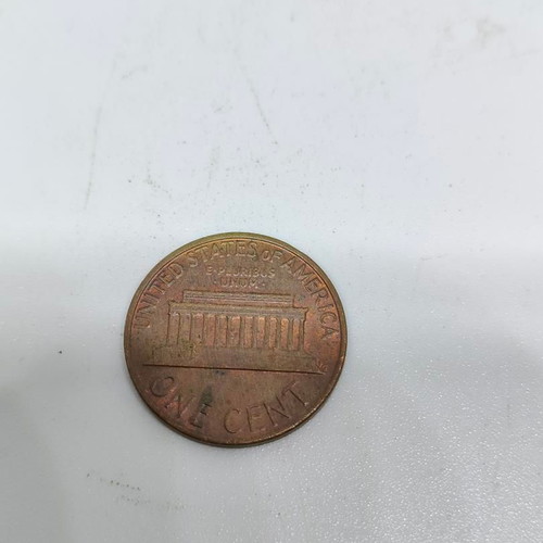 Collectible United States One Cent 1977 coin replica like new