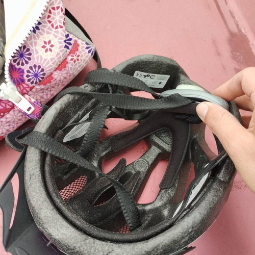 Inline skate used with helmet, case and knee pads for girl