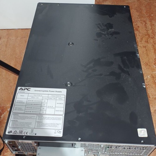 UPS APC SRT8KXLI used, non-functional, needs repair with batteries