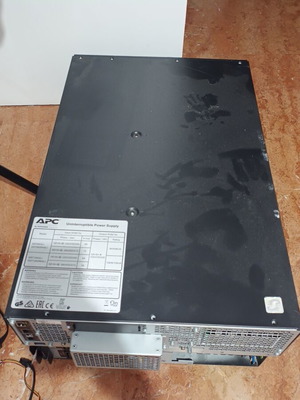 UPS APC SRT8KXLI μεταχειρισμένο, μη λειτουργικό, χρειάζεται επισκευή με μπαταρίες