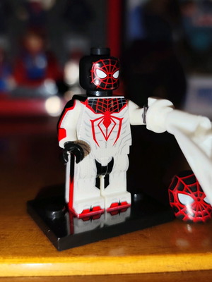 Spider-Man Miles Morales (T.R.A.C.K Suit) σαν καινούργιο με βάση και μάσκα
