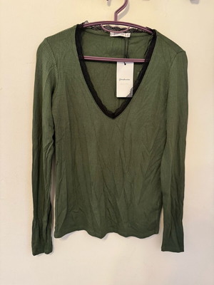 Rip basic khaki blouse with lace new Stradivarius