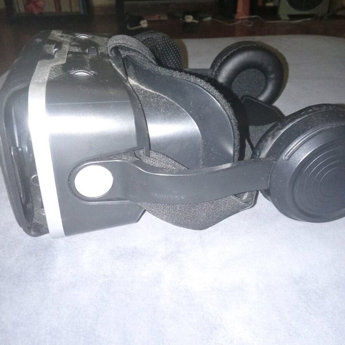 VR SHINECON VR headset for mobile with built-in headphones like new