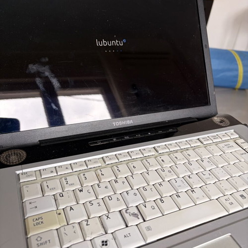 Toshiba Satellite A300 laptop used with Lubuntu, 1GB RAM, 320GB HDD