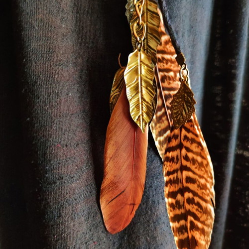 Vintage Accessorize long necklace with feathers and embossed leaves like new