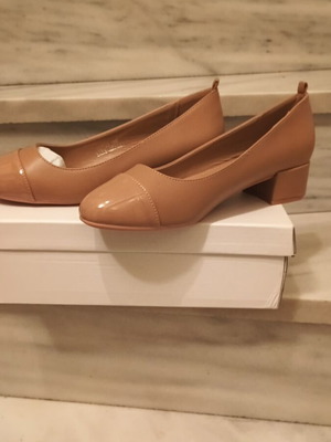 Beige patent leather pumps size 39 new with heel