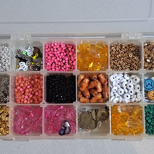 Beads and metal elements set like new, 379g
