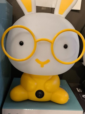 Επιτραπέζιο φωτιστικό κίτρινο λαγουδάκι με γυαλιά καινούργιο