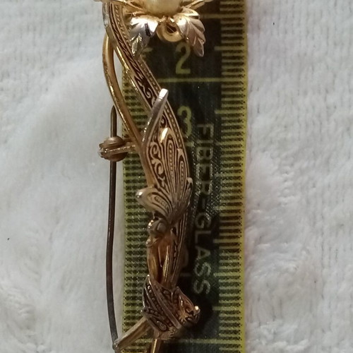 Vintage Spanish brooch with engravings and pearl flower design like new