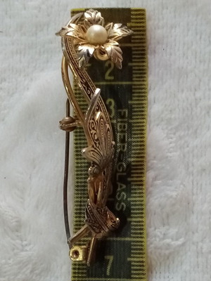 Vintage Spanish brooch with engravings and pearl flower design like new