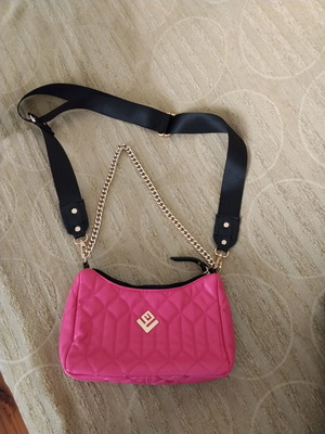 Lovely fuchsia handbag with detachable strap and chain