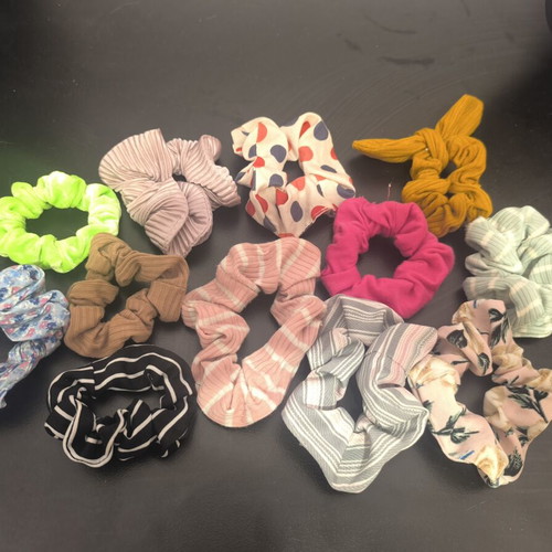 Scrunchies set of 12 in very good condition, multicolor