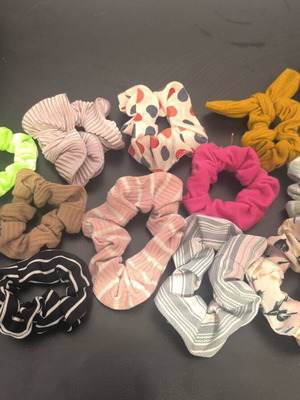 Scrunchies set of 12 in very good condition, multicolor