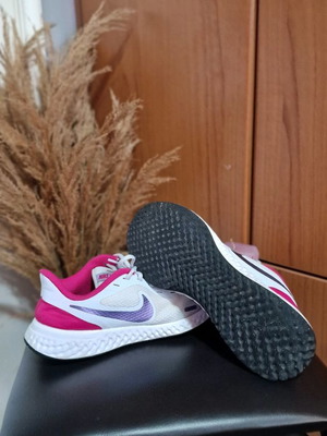 Дамски спортни обувки Nike употребявани, номер 38.5, бели