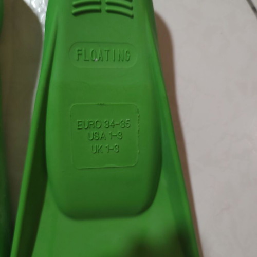 Fins size 34-35 green like new
