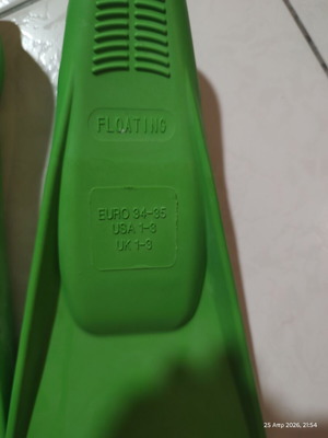 Fins size 34-35 green like new