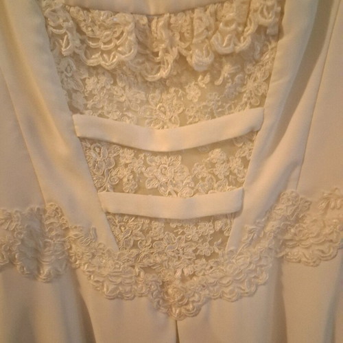 Boho wedding dress like new with lace and airy skirt