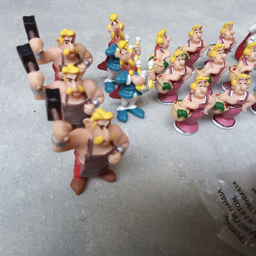 Mini Asterix, Obelix, Panoramix, Majestix figures used, pack of 28 from 1990s