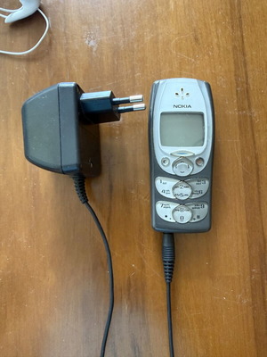 Nokia 2300 mobile phone with charger and headphones
