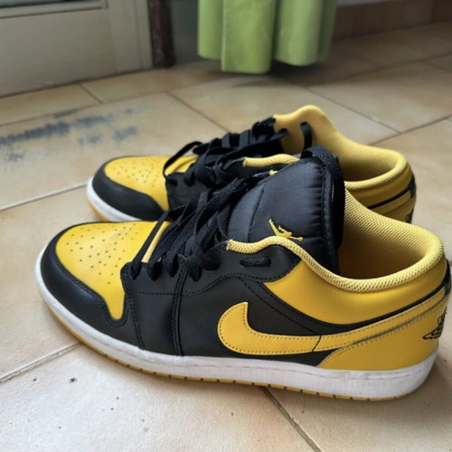Air Jordan 1 Low sneakers black/yellow, size EU 45 / US 11