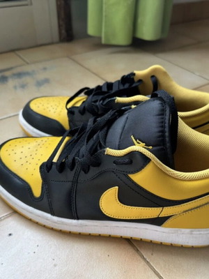 Air Jordan 1 Low sneakers black/yellow, size EU 45 / US 11