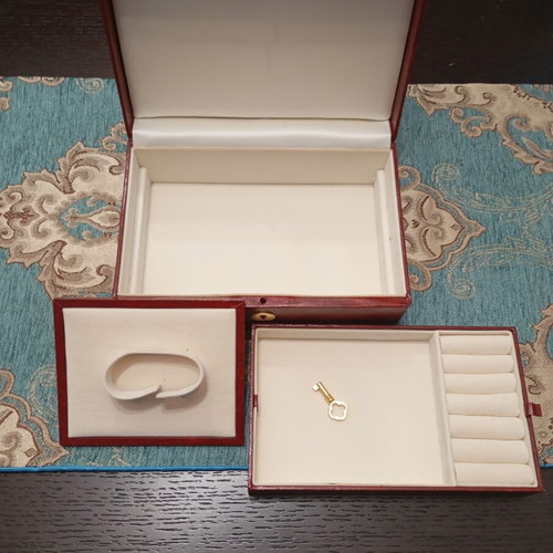 Vintage jewelry box like new with key