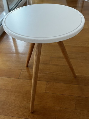 Table set of 2 used small tables
