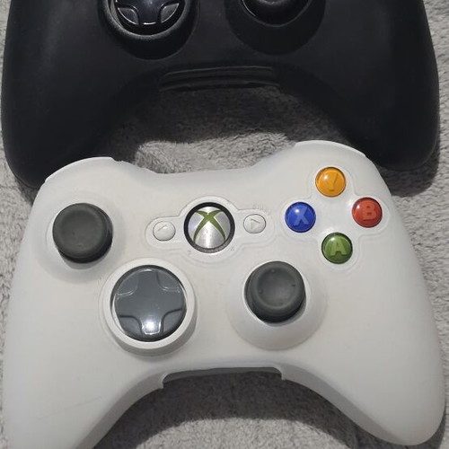 Xbox 360 controllers used with silicone grip case