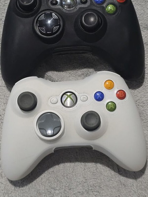Xbox 360 controllers used with silicone grip case