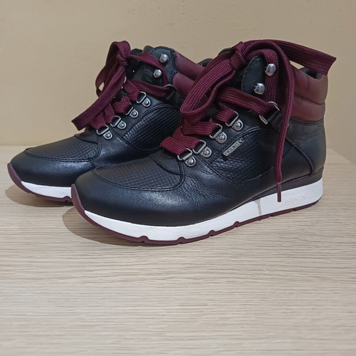 Pikolinos leather ankle boots like new, size 39, black and red